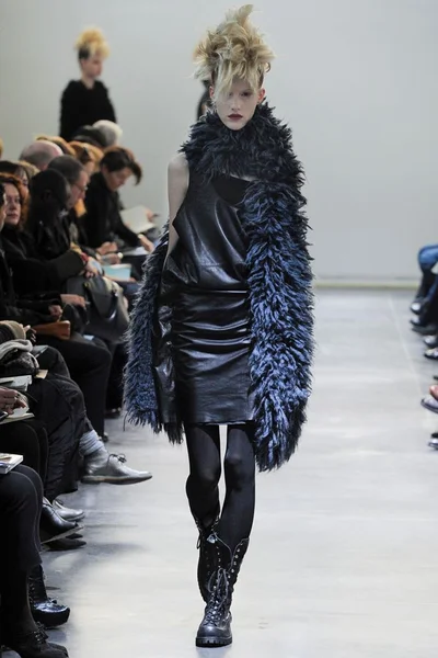 Look 16